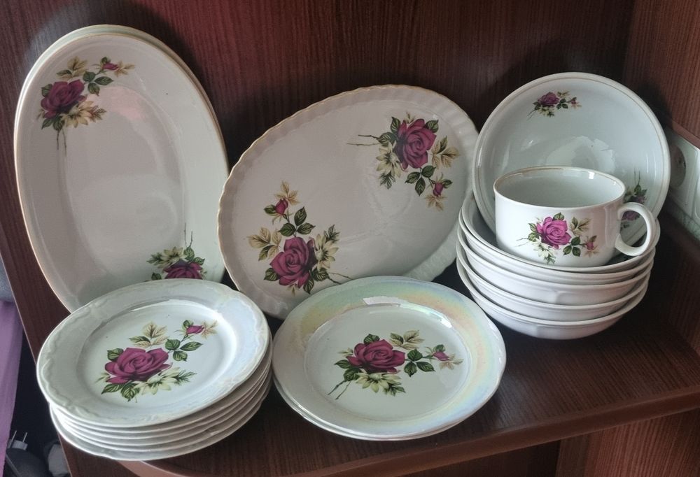 Продам фарфорову посуду