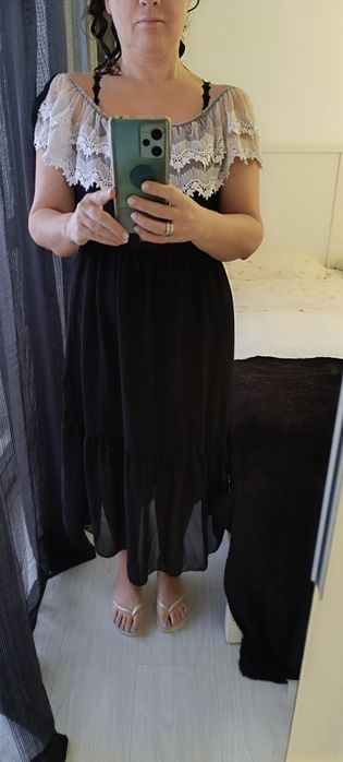 Vestido preto com renda branca forrado. Usado