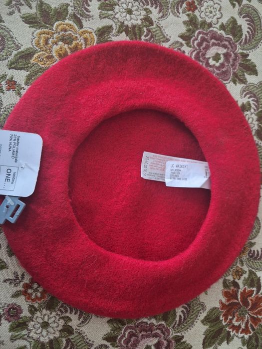 Wełniany czerwony beret