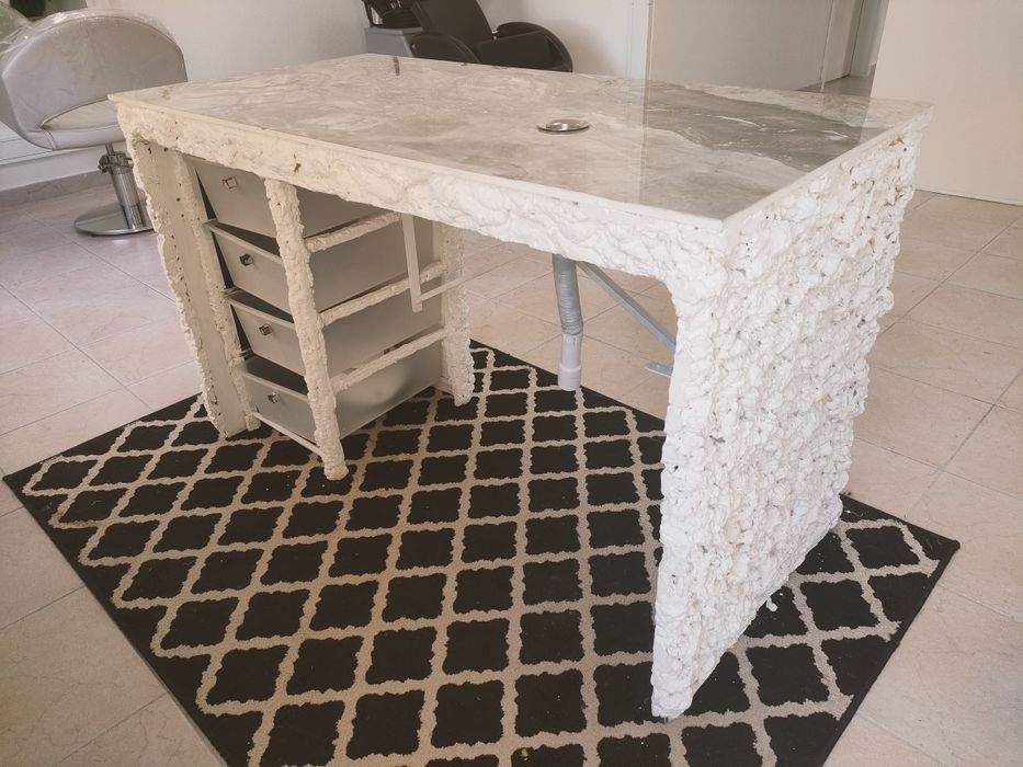 Mesa de trabalho para manicure com arrumação