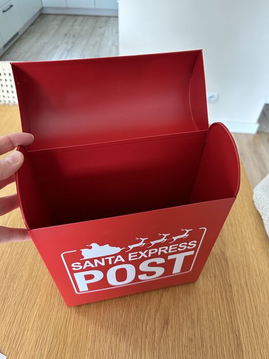 Czerwona metalowa skrzynka na listy do Św. Mikołaja