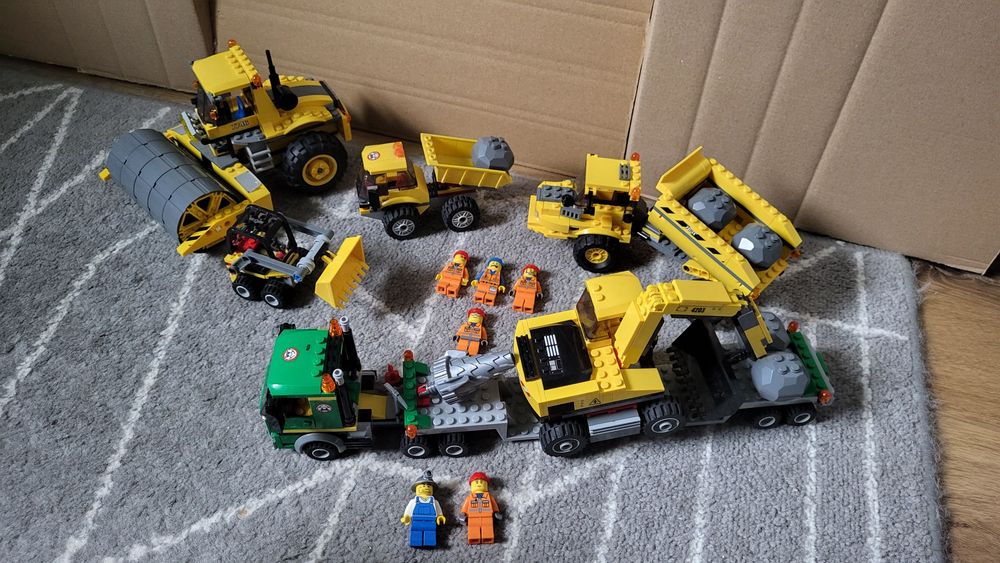 Mix pojazdów Lego z ludzikami
