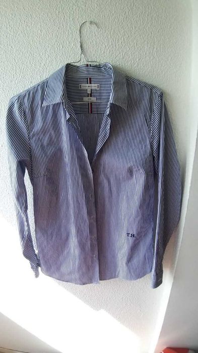 Camisa Tommy feminina pouco usada