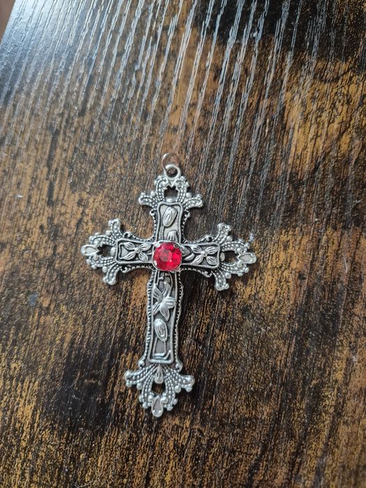 Srebrna zawieszka z krzyżem