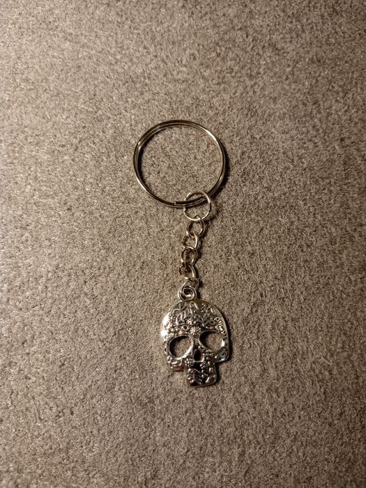 Srebrny brelok do kluczy.