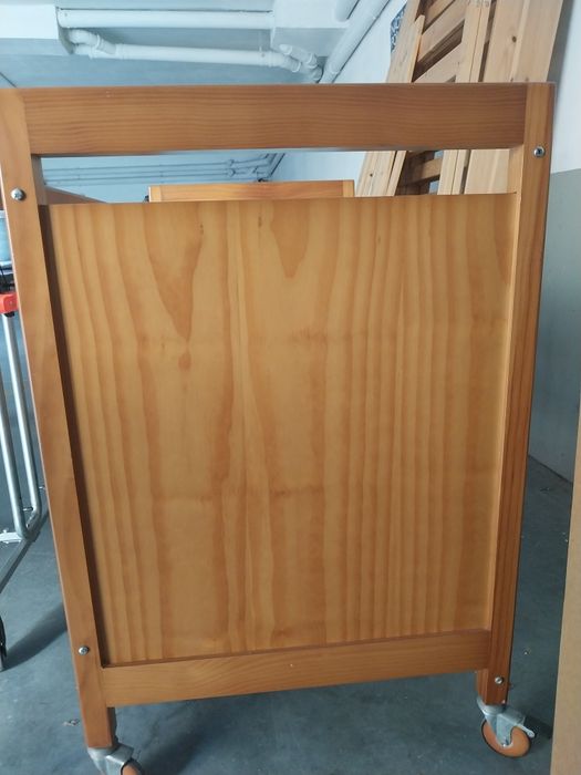 Cama de bebé personalizada com colchão semi-novo
