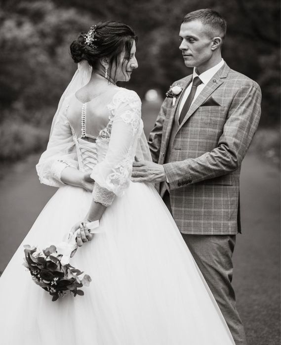 Розкішна весільна сукня