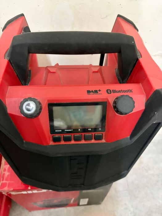 Kit Profissional HILTI 22V Completo – 5 Baterias + Rádio DAB/Bluetooth + Acessórios