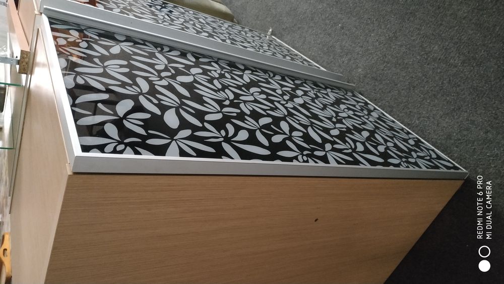 Dois moveis com portas de vidro decorativo