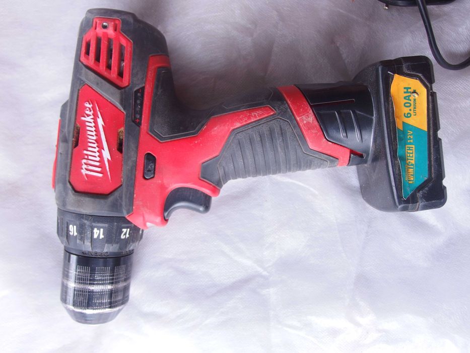 Milwaukee M12 шурупокрут 2407 / батареї 6+2.0Ah обприскувач