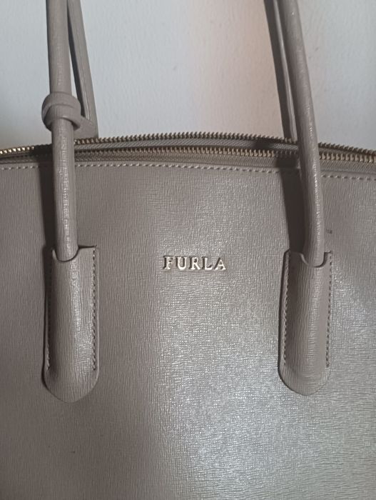 CarteiCarteira Furla Arianna Tote em Pele Saffiano (impecável)
Vendo carteira original Furla, modelo Arianna, e