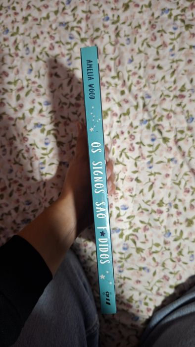 Livro "Os signos são f*didos" de Amelia Wood