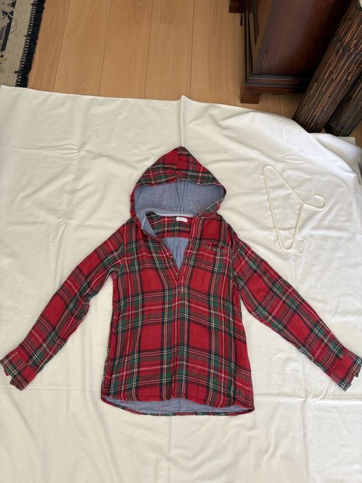 Camisa de menino com capuz, da marca Lanidor