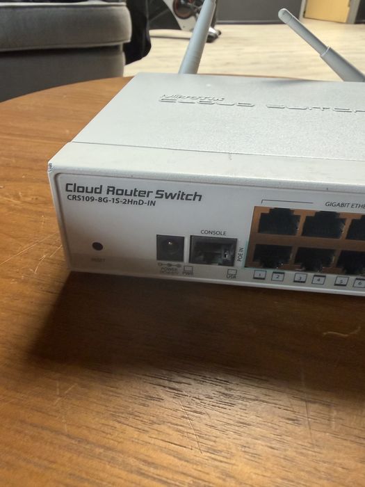 MikroTik CRS109-8G-1s-2hnd router switch