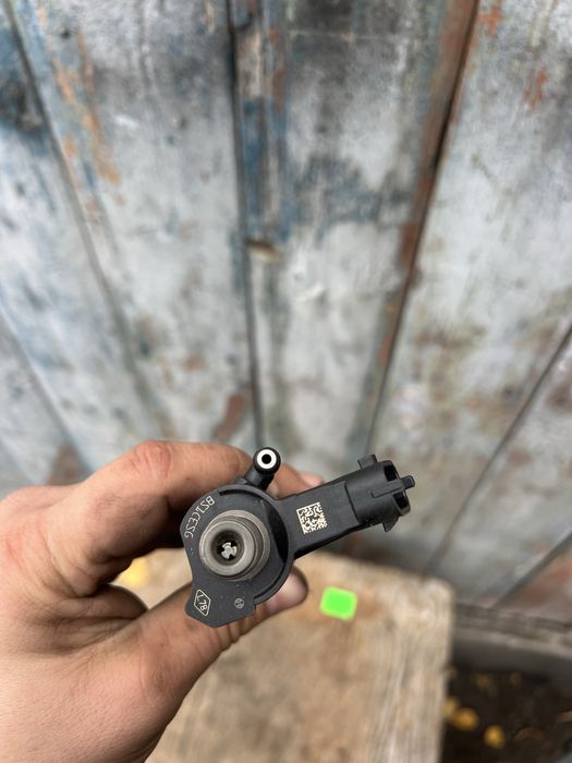 Форсунка Nissan Renault 2.0