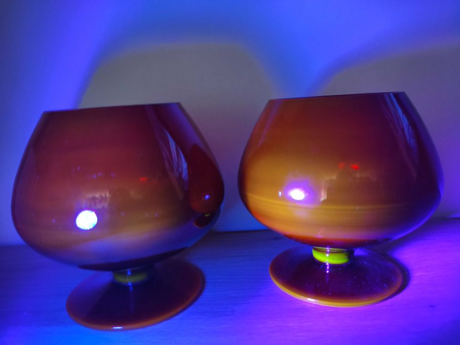 Mega duże kieliszki rubinowe koniakówki Horbowy świecą w UV