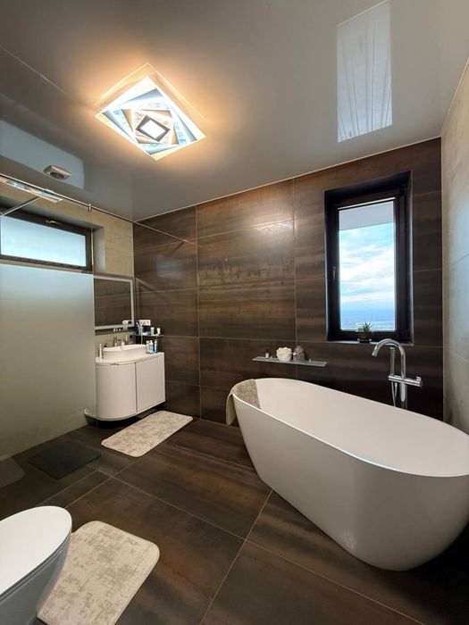 Продаж будинку з басейном та видом