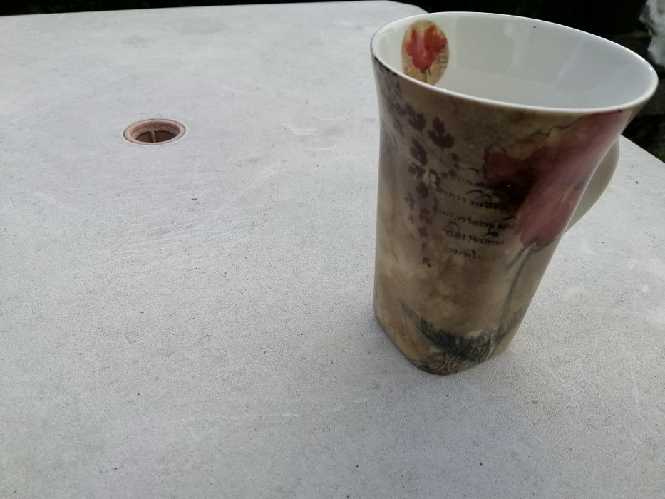 Caneca bonita pintada a mão