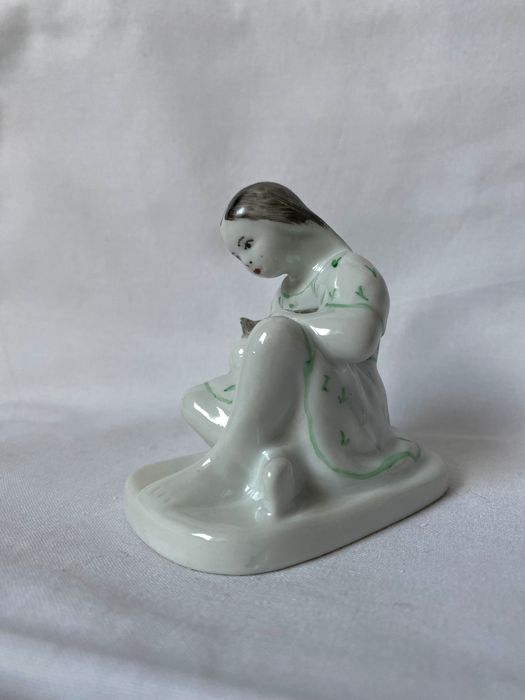 REZERWACJA Porcelanowa dziewczynka z kotkiem, Chodzież