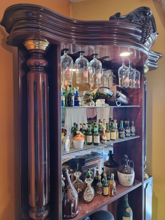 Bar de canto em madeira escura c/banco