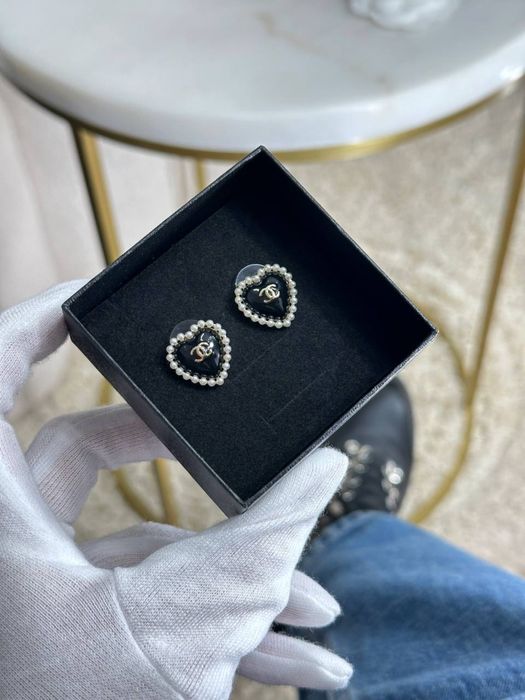 Сережки Chanel.