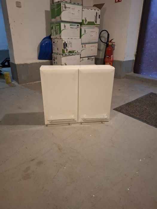 Biała szafka kuchenna wisząca