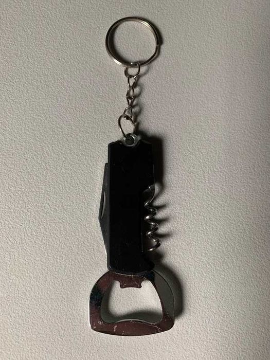 Porta-Chaves c/ Saca-Rolhas e Abre-Caricas