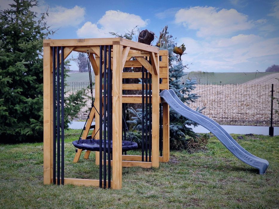 Nowoczesny mini plac zabaw z huśtawką