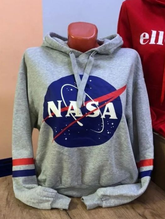 Укорочене худі NASA від H&M.