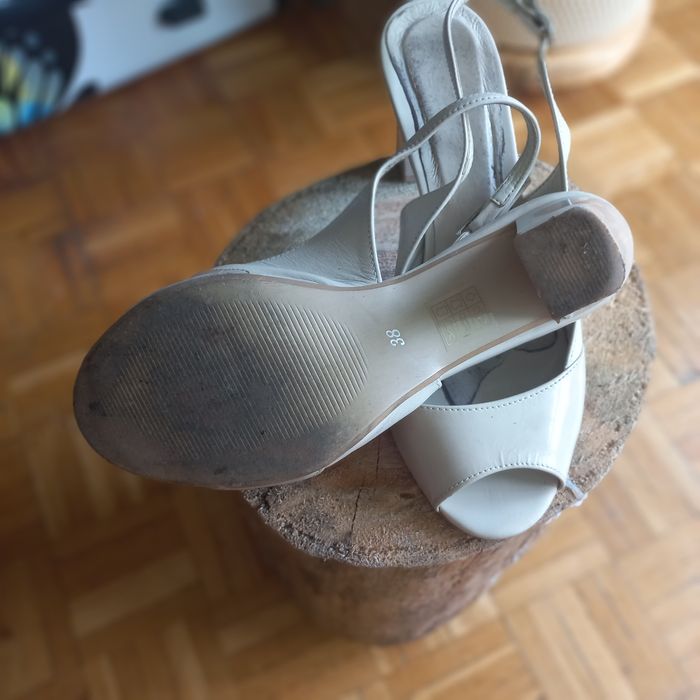 Buty skórkowe,  beżowe, na wysokim słupku, w dobrym stanie