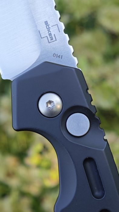 Boker Plus Thunderstorm AUS-8 Satin Black Automatic, рельєфне алюмінієве анодоване руків'я, автомат зі сталлю клинка AUS-8, склобій ,кліпса ,коробка