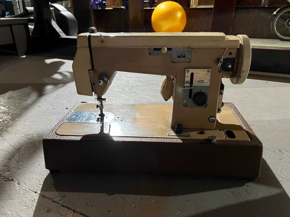 Швейна машина RADOM.