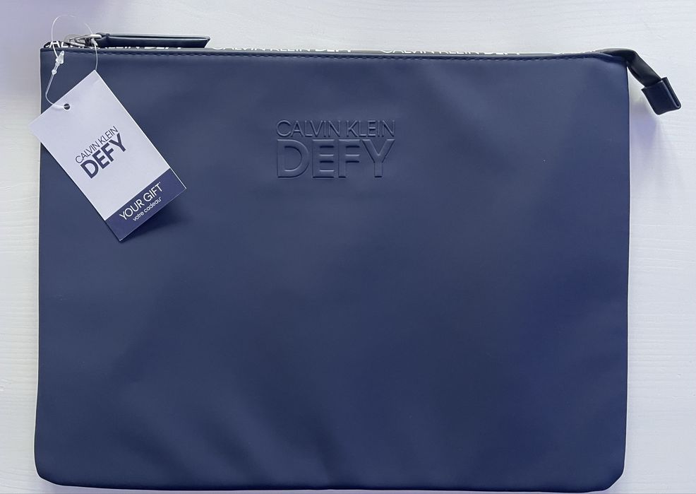 Calvin Klein case na laptopa