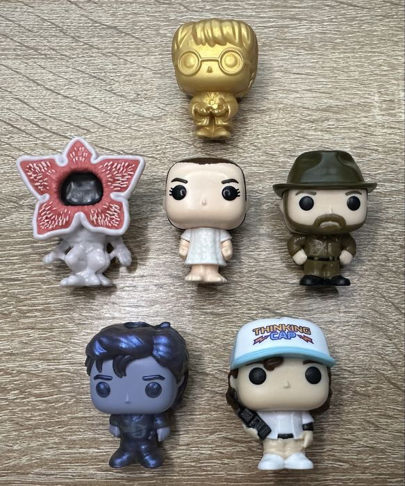 Фігурки Kinder joy stranger things та Гаррі Поттер