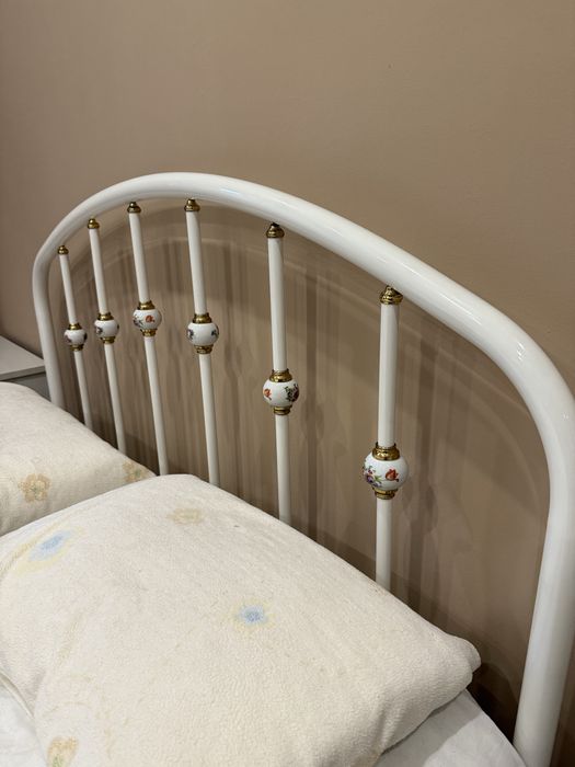 Cama de casal + colchão + 2 mesinhas