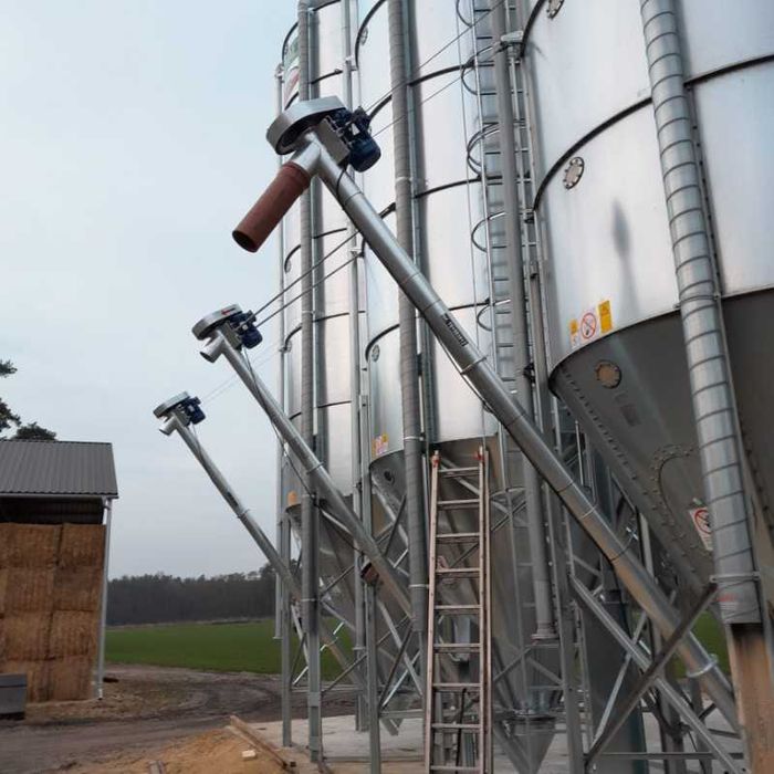 Przenośnik ślimakowy Żmijka 140 pod silosy paszowe sypiące w paszowóz