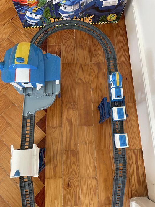 Robot trains pista e esta ao de comboios