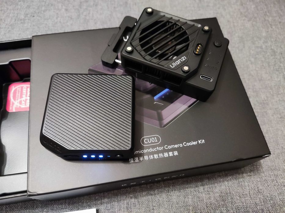 Wentylator z akumulatorem do przegrzewającej się lustrzanki Sony A7IV, Canon R8 i in.
