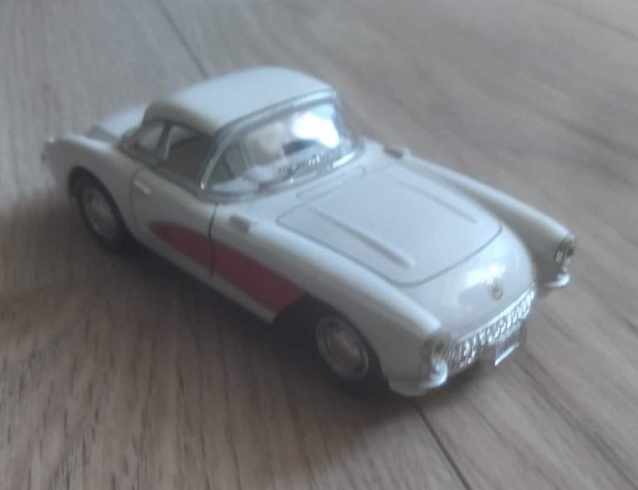 Model Kinsmart 57 Corvette 1:34 z napędem