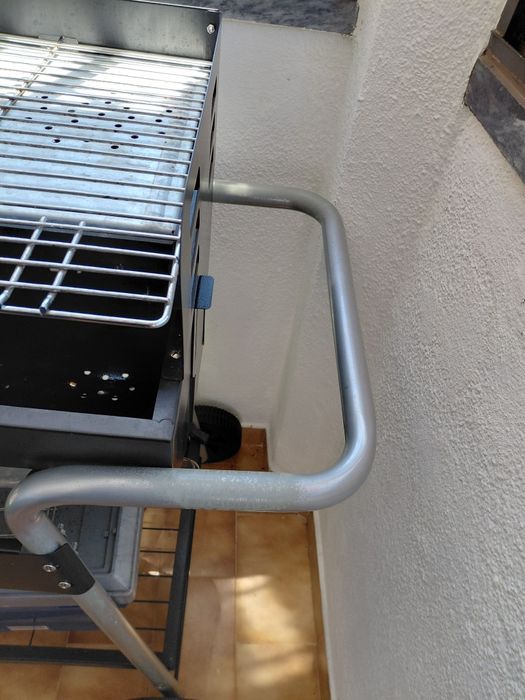 Barbecue a carvão usado uma vez