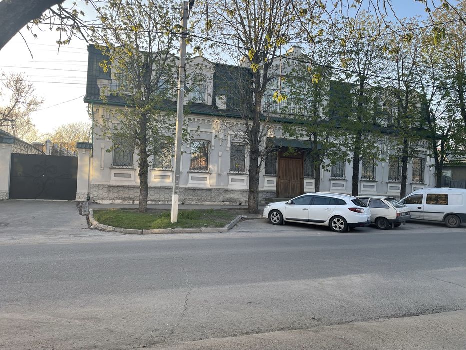 Продається особняк в центрі міста.