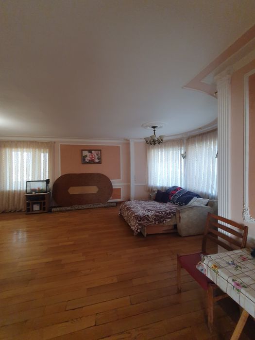 Продаётся добротный 3-х эт.дом в Константиновке для большой семьи.