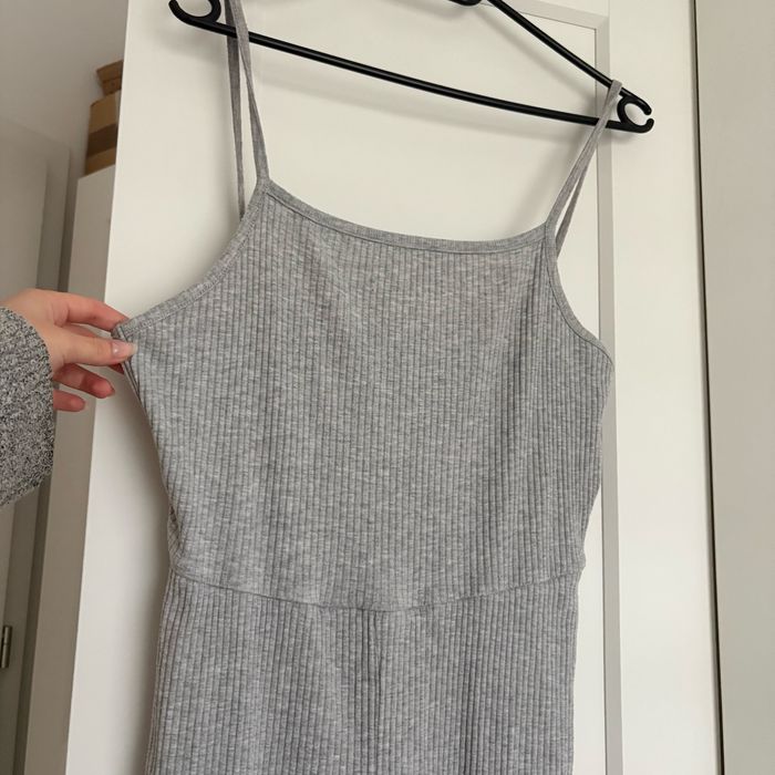 Seksowny wygodny materiałowy szary kombinezon na ramiączka