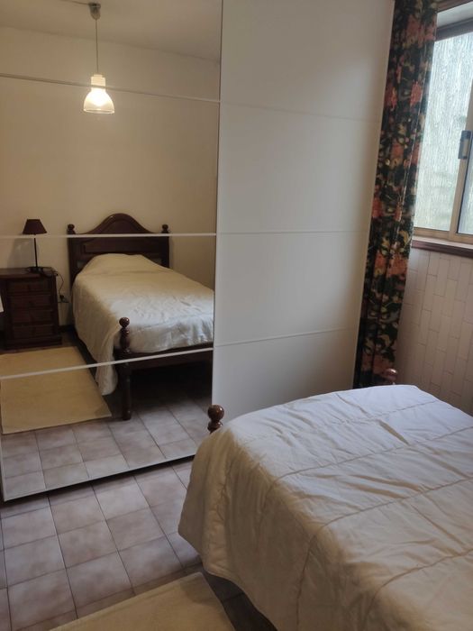 Aluga-se quarto para estudante