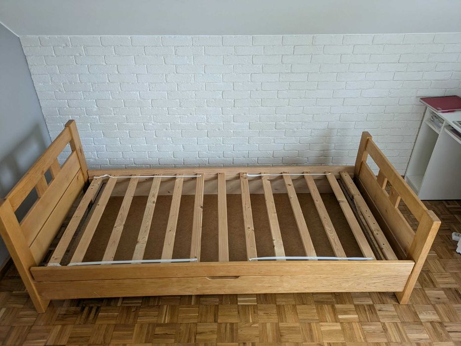 Łóżko drewniane pojedyncze