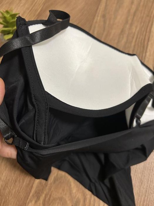 Чорний базовий топ з пушап пуш ап ефектом на тонких бретельках