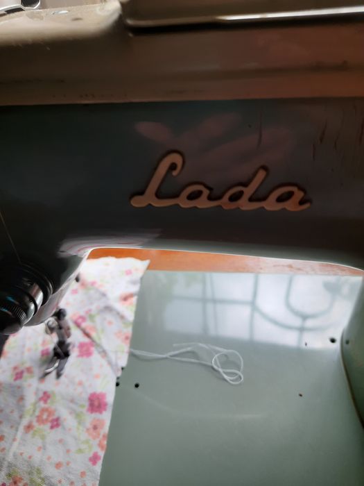 Продам швейную машинку Lada с ножным приводом