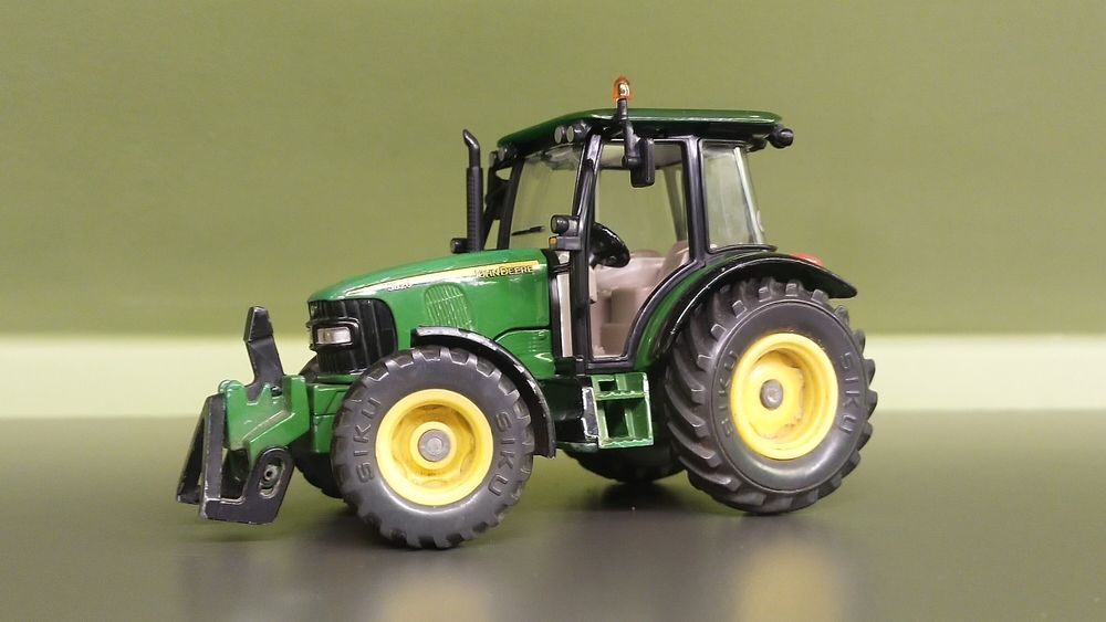 Siku traktor John Deere 1 32