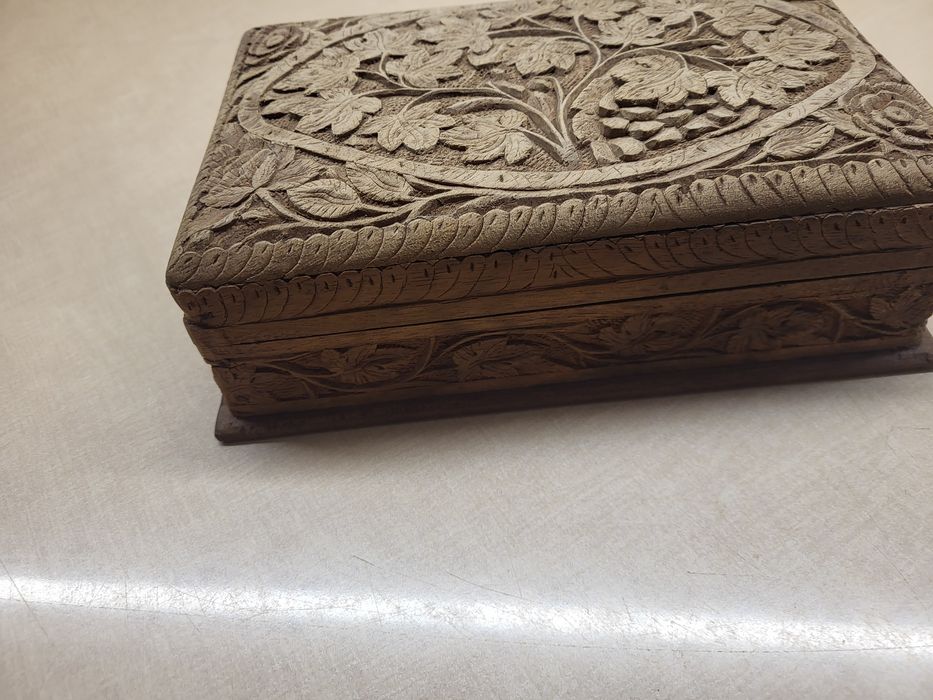 Вінтажна різьблена дерев'яна скринька