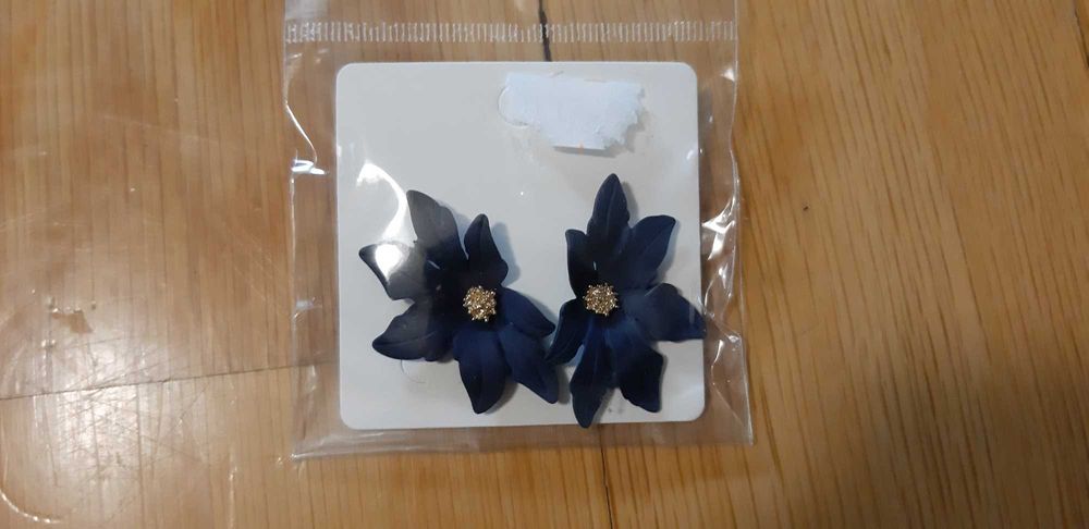 pulseira, brincos e alfinete